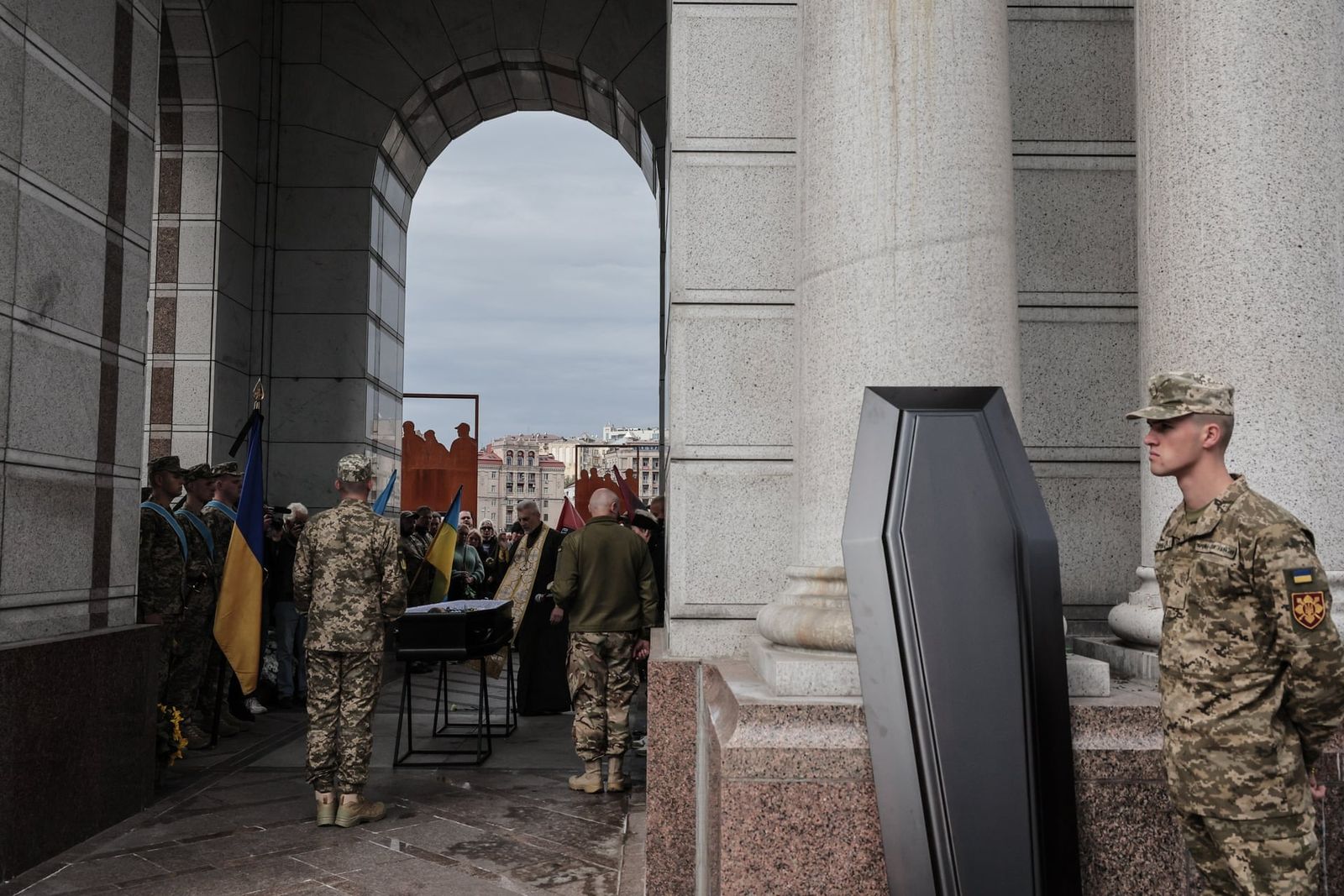 Родственники, друзья и соратники украинского военного Александра Пастуха на его похоронах в Киеве. Пастух, служивший в 67-й механизированной бригаде, погиб 29 сентября под Кременной Луганской области. 6 октября / Oleg Petrasyuk / EPA