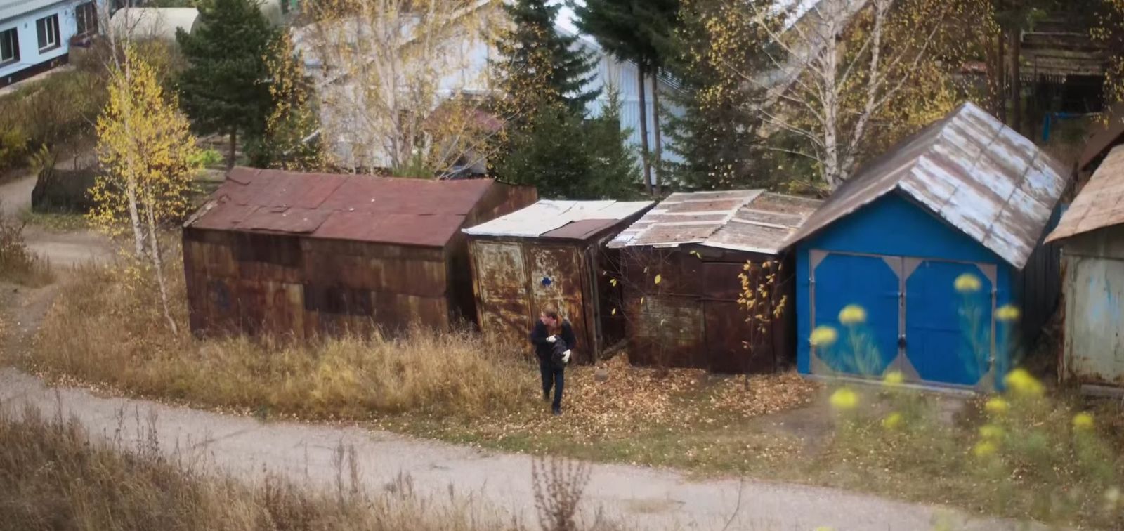 Опасливо оглядывающийся герой наглядно демонстрирует, что мама не зря говорила не ходить за гаражи / Кадр из фильма «ЧЕкаго» (реж. Николай Рыбников, 2022)