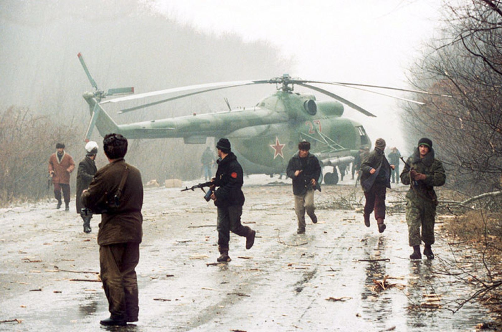 Вертолет, сбитый чеченскими боевиками. Декабрь 1994 / Фото: Михаил Евстафьев