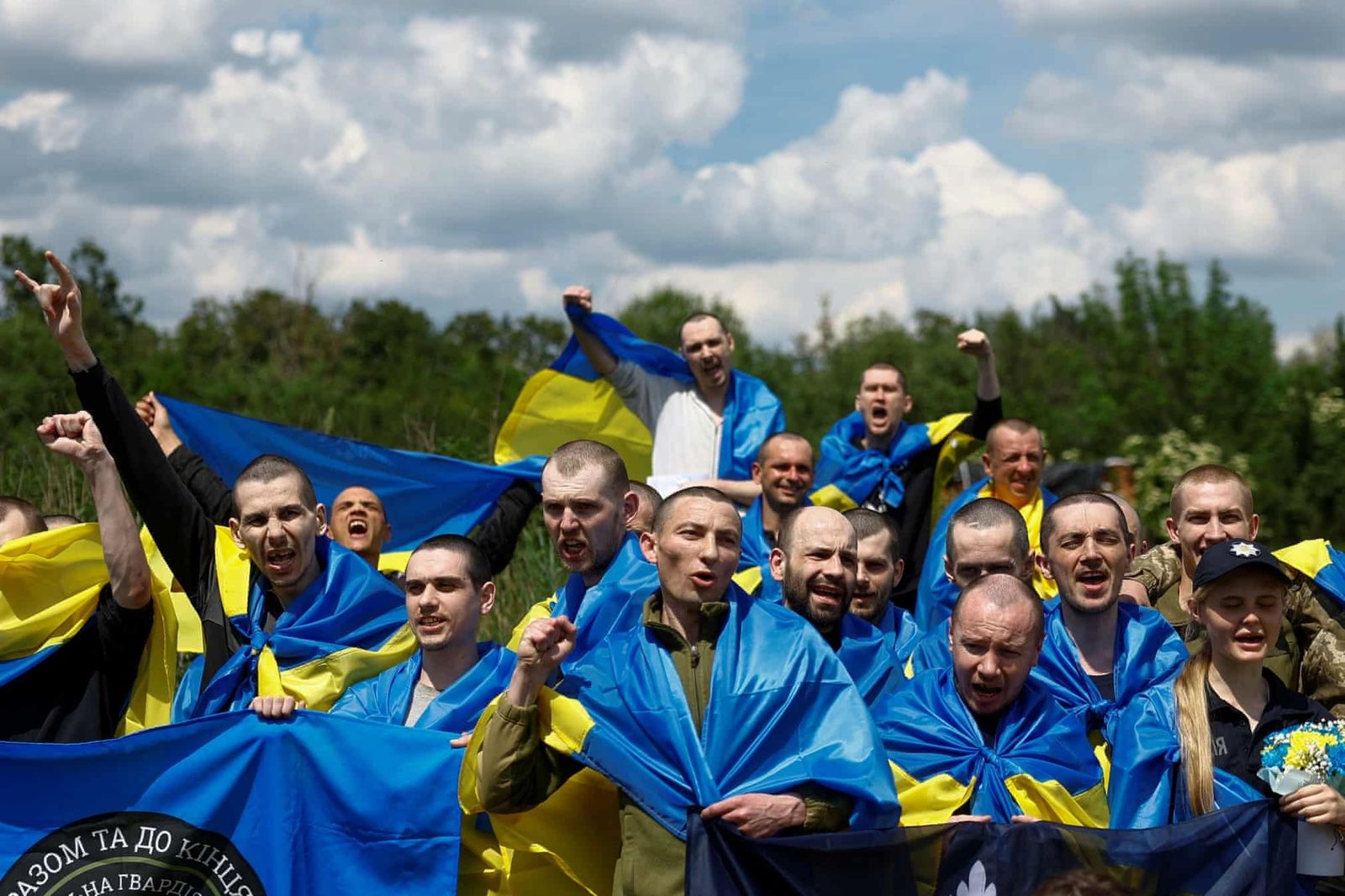 Украинские военные радуются возвращению в Украину в результате обмена пленными. В сообщении российского военного ведомства уточняется, что при возвращении российских военных из плена «посредническое участие гуманитарного характера» оказали Объединенн