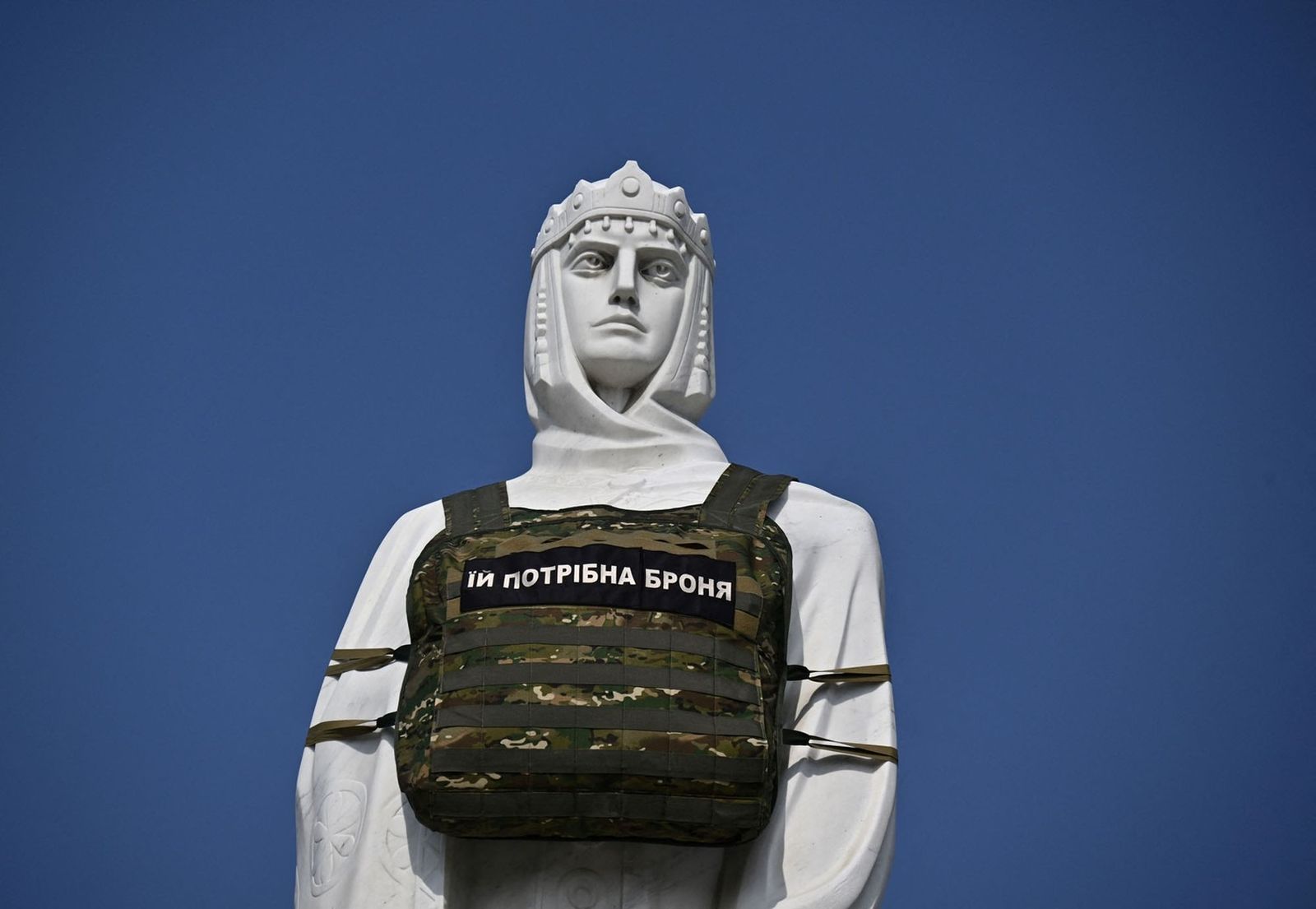 Памятник княгине Ольге в Киеве, одетый в имитацию бронежилета с надписью «Ей нужна броня». Медуза: «Участницы Женского ветеранского движения надели бронежилет с надписью «Ей нужна броня» на памятник княгине Ольге возле здания Министерства иностранных