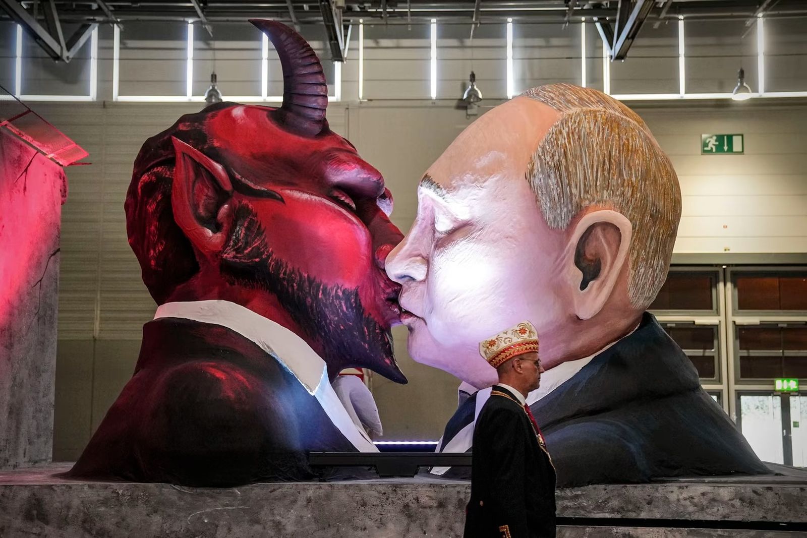 Карнавальная фигура Владимира Путина целует дьявола — сатирическая скульптура в Германии. 14 февраля. /Martin Meissner / AP / Atlantic