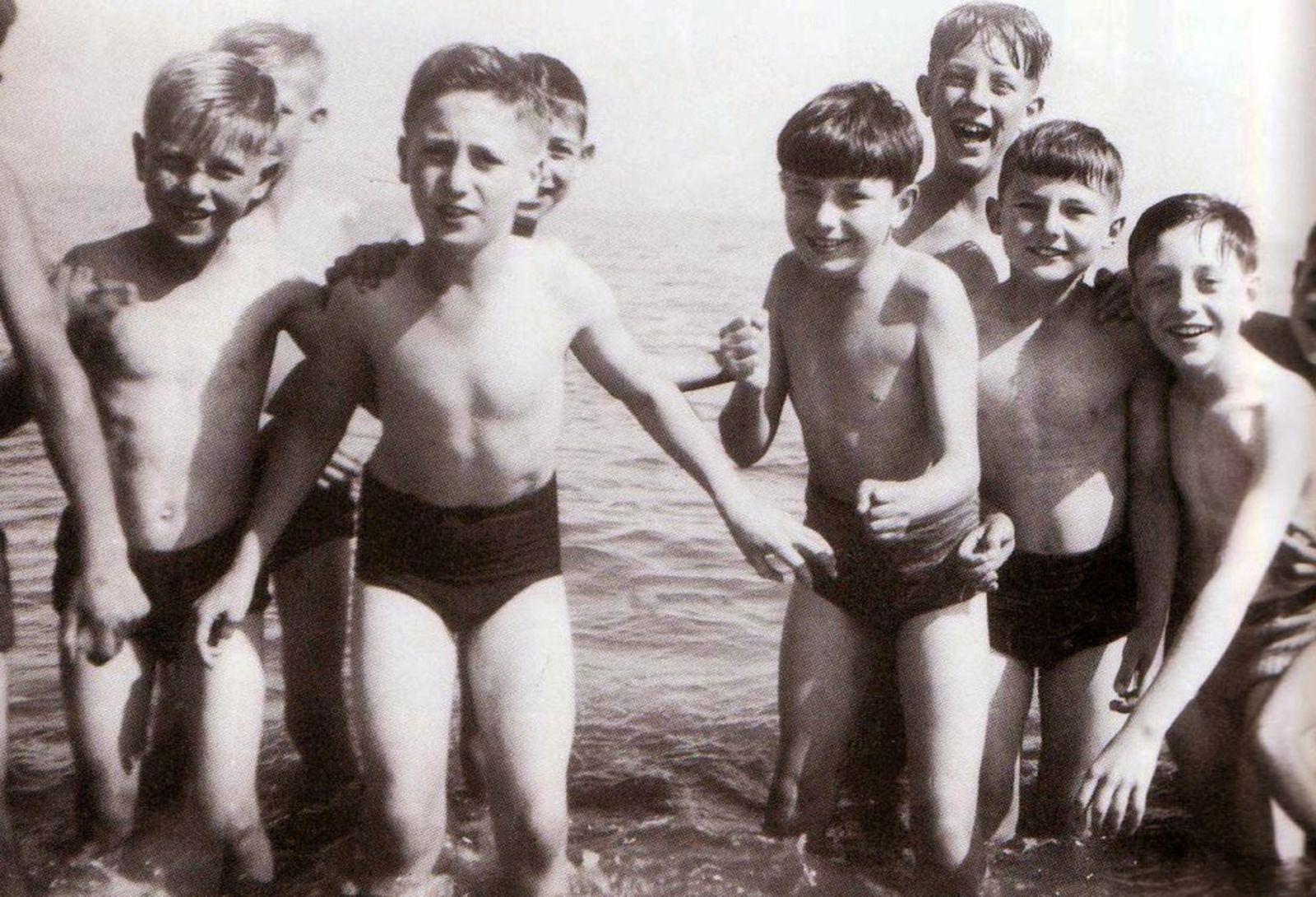 Джон Леннон (в центре слева), во время школьной поездки на остров Мэн в 1951 году / Фото: Неизвестный автор