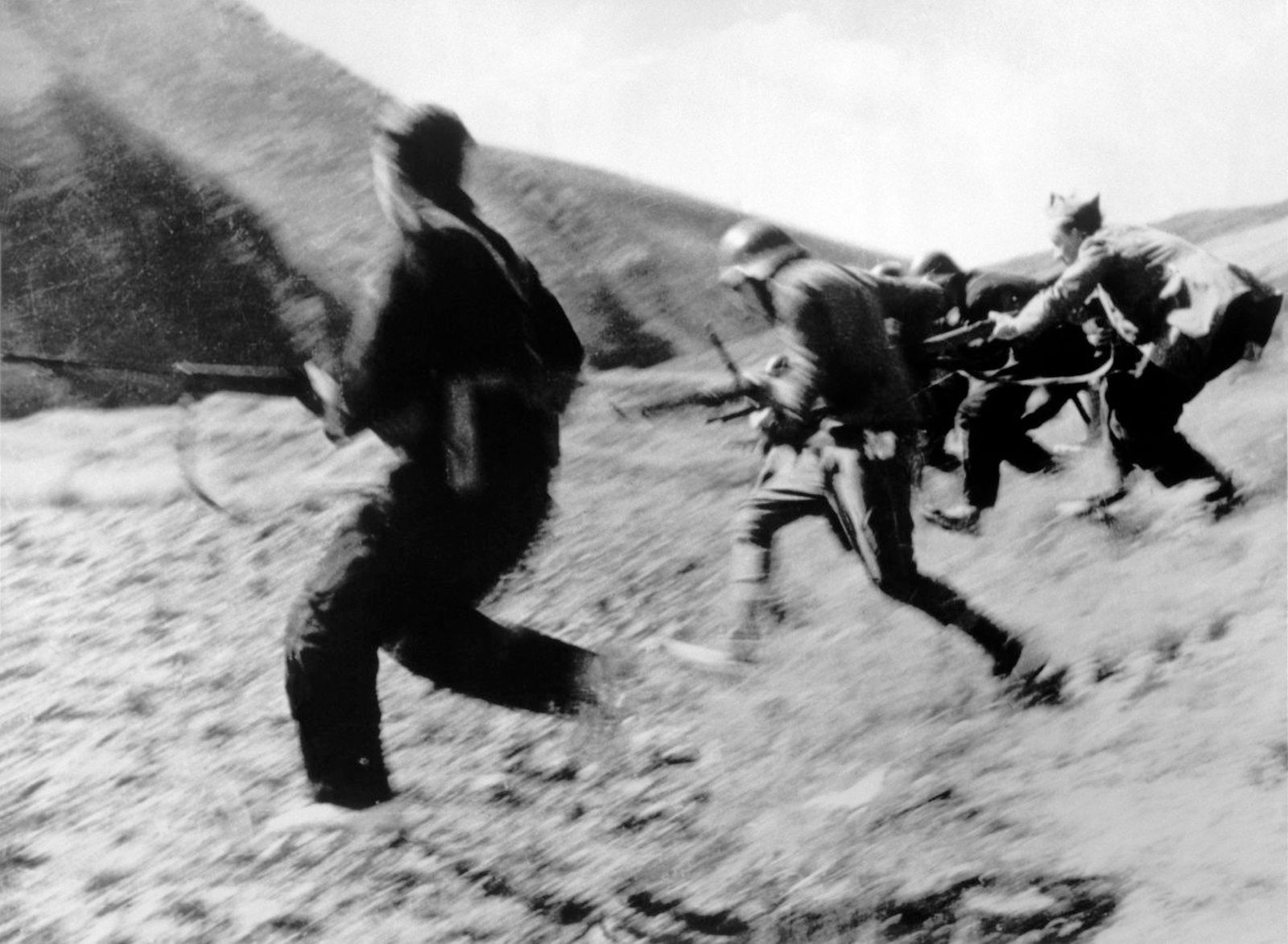 Республиканские солдаты во время атаки. Испания. 1936 год / Сопереживание и сопричастность в антивоенных снимках Роберта Капы. Для чего пацифист добровольно отправляется на фронт? — Discours.io