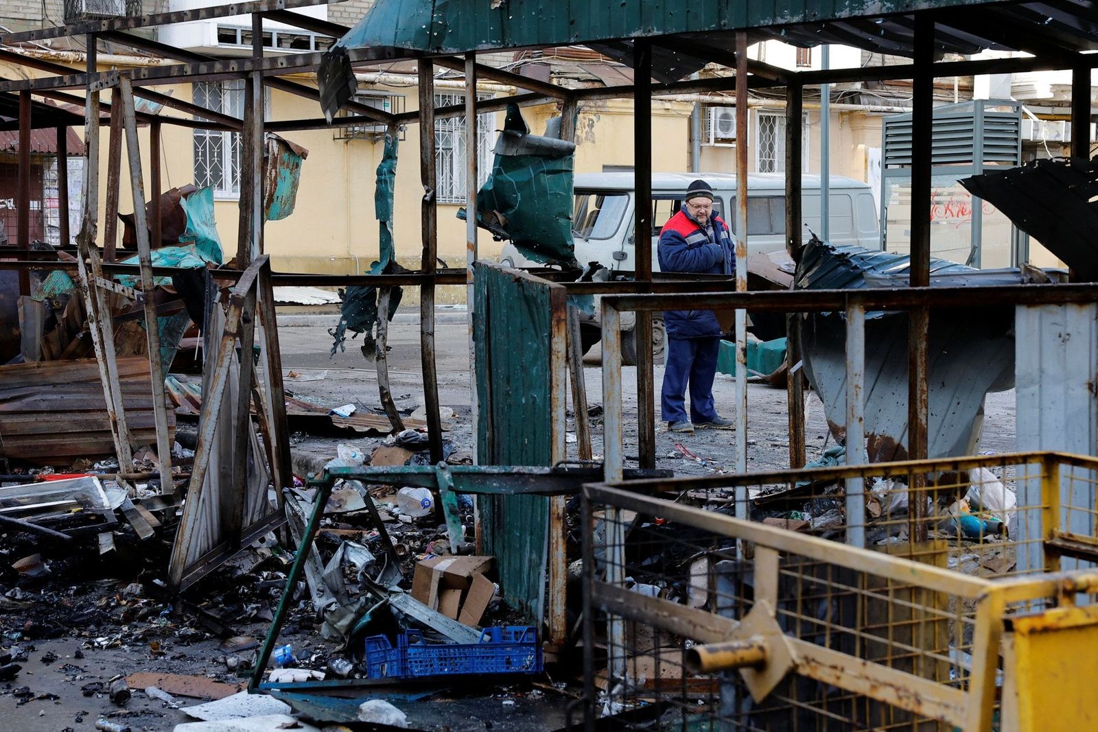 Улица в Донецке, пострадавшая от ночного обстрела. Власти самопровозглашенной ДНР заявили, что ВСУ в новогоднюю ночь обстреляли центр Донецка. Под удар попала гостиница «Донбасс Палас», Калининский и Буденновский районы города. Глава самопровозглашен