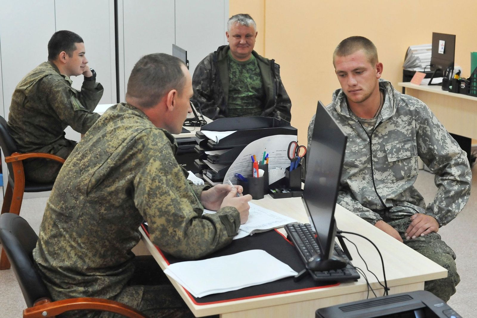 Контрактники продолжают записываться на военную службу в Тамбове. 5 октября / Алексей Сухоруков / Спутник