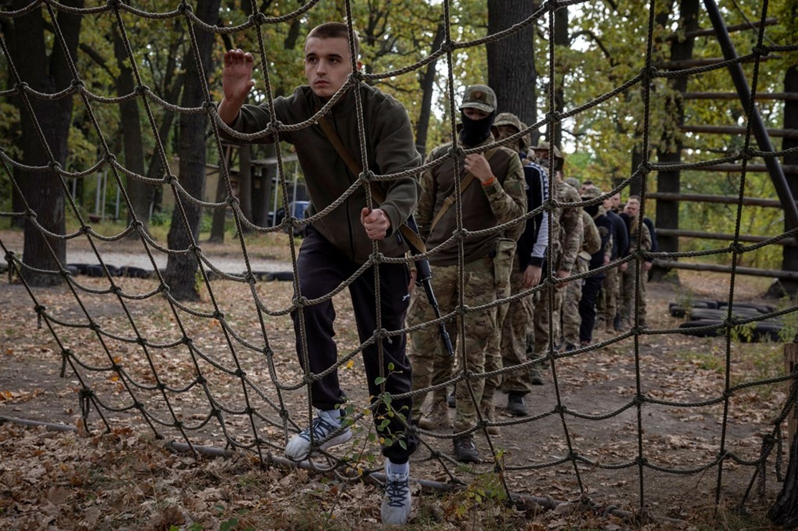 Добровольцы, стремящиеся присоединиться к 3-й отдельной штурмовой бригаде Украины, проходят базовую подготовку в неизвестном месте в Киевской области. 23 октября / Sky News 