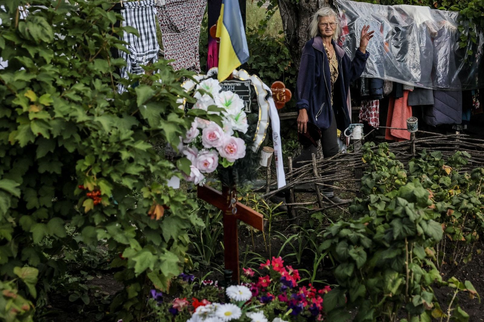 Ирина плачет у могилы сына. 4 сентября / Oleg Petrasyuk / EPA / Scanpix / LETA / Meduza 