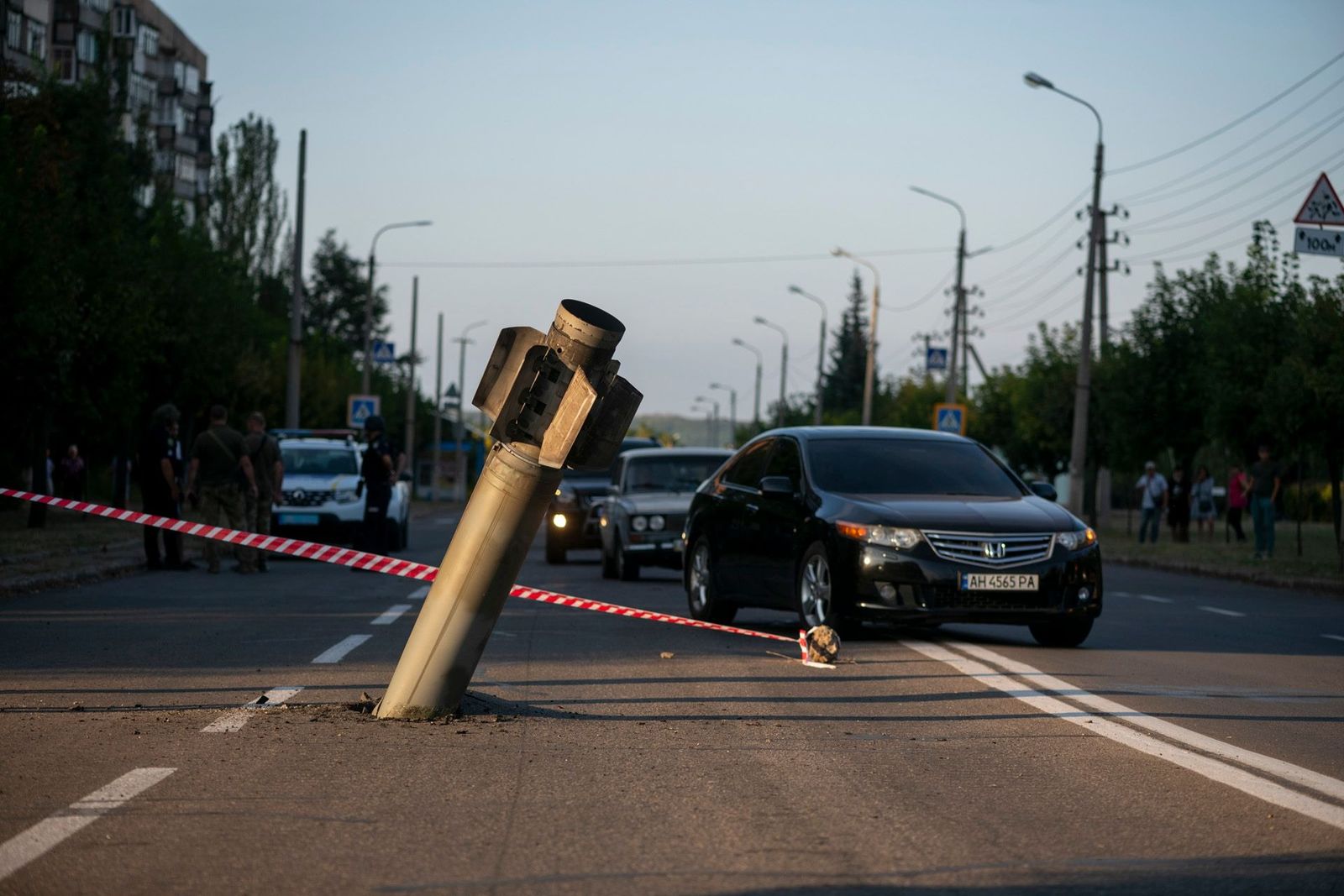 Ракета, попавшая в дорожное полотно в Краматорске, вблизи многоквартирного дома. Днем город подвергся ракетному обстрелу. По словам главы военной администрации Донецкой области Павла Кириленко, в результате повреждены четыре дома, 20 могил на местном