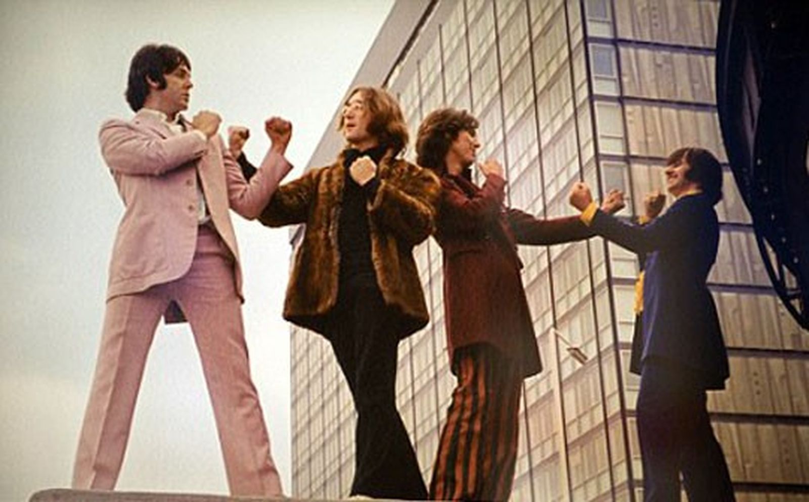 Фотография, сделанная во время последней официальной фотосессии The Beatles / Автор: Том Мюррей. / «Звонящие во время свадьбы колокола разбивают мою старую компанию»: почему Джон Леннон ушёл из The Beatles — Discours.io