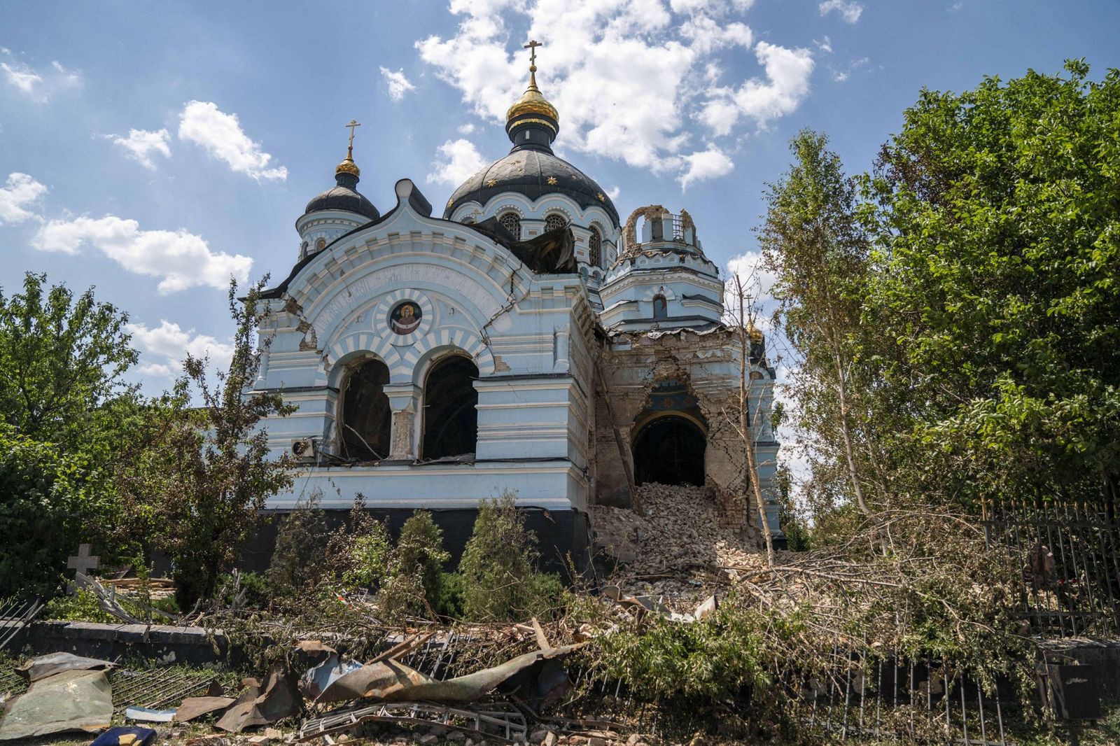 Разрушенный храм Рождества Пресвятой Богородицы в Новоэкономическом Донецкой области после обстрела 10 июля. 11 июля / Jose Colon / Anadolu / ABACAPRESS / ddp images / Vida Press