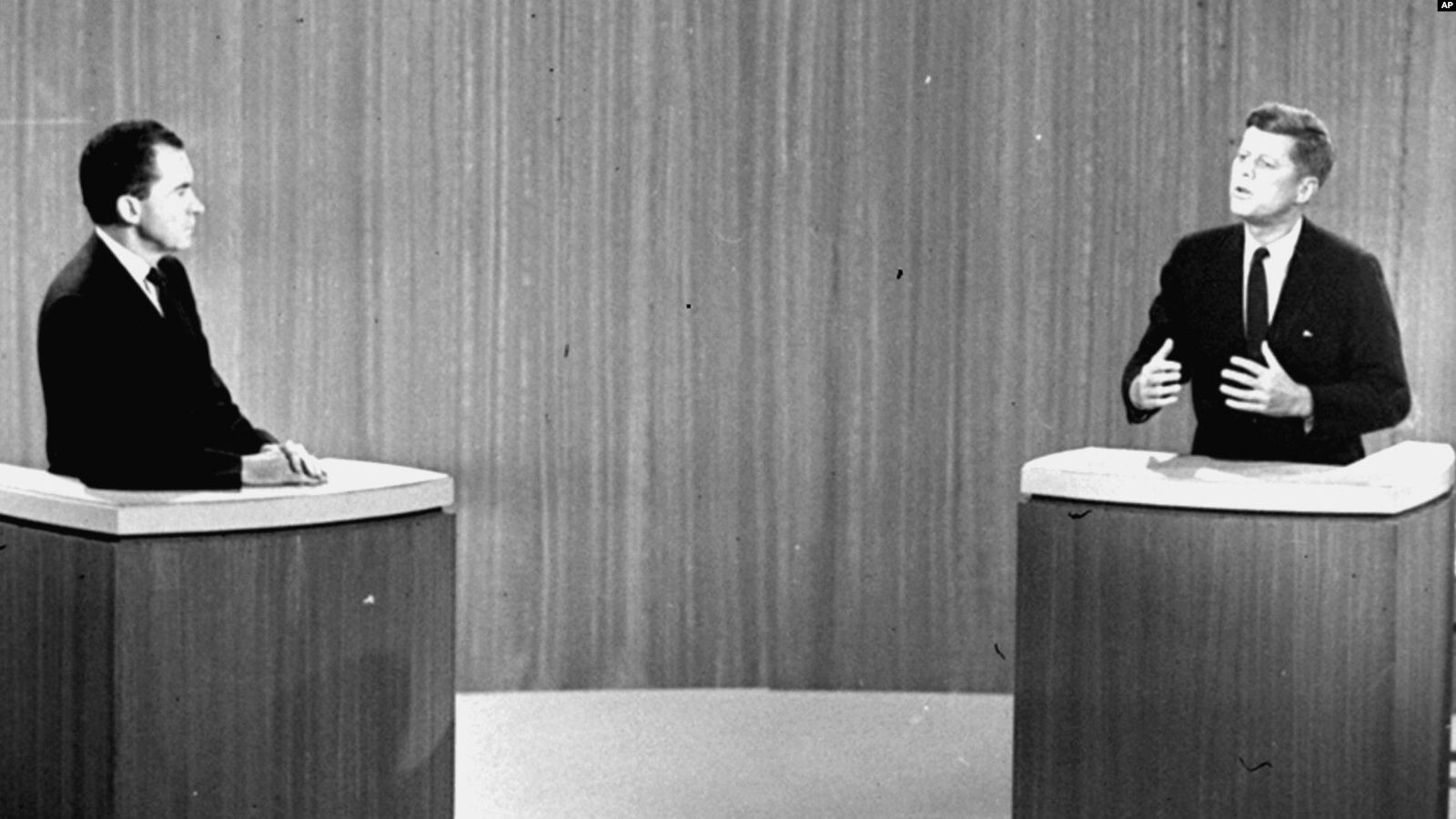 «Знаменитые дебаты 1960 года были абсолютно по-разному восприняты телезрителями и радиослушателями: те, кто слушал выступления кандидатов на пост президента, восприняли доводы Никсона как более убедительные, а те, кто смотрел эфир, были абсолютно уве «Знаменитые дебаты 1960 года были абсолютно по-разному восприняты телезрителями и радиослушателями: те, кто слушал выступления кандидатов на пост президента, восприняли доводы Никсона как более убедительные, а те, кто смотрел эфир, были абсолютно уве