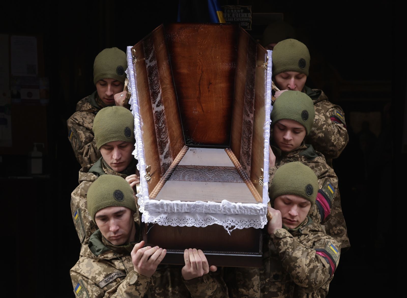 Украинские солдаты несут гроб с телом 20-летнего погибшего на фронте Владислава Белечинского на похоронах во Львове. 22 февраля / Sean Gallup/Getty Images / CNN