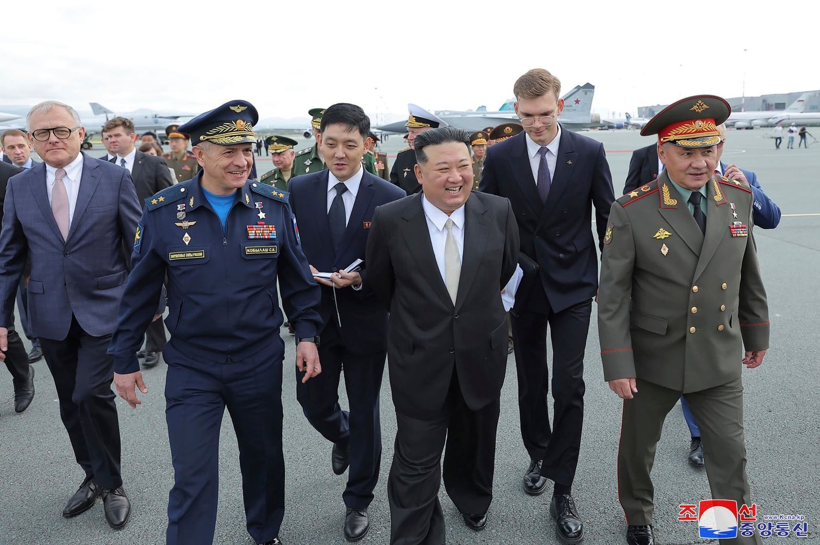 Лидер Северной Кореи Ким Чен Ын (в центре) с министром обороны России Сергеем Шойгу (справа) во время визита на космодром «Восточный». Независимым журналистам не был предоставлен доступ на мероприятие; это изображение было распространено правительств
