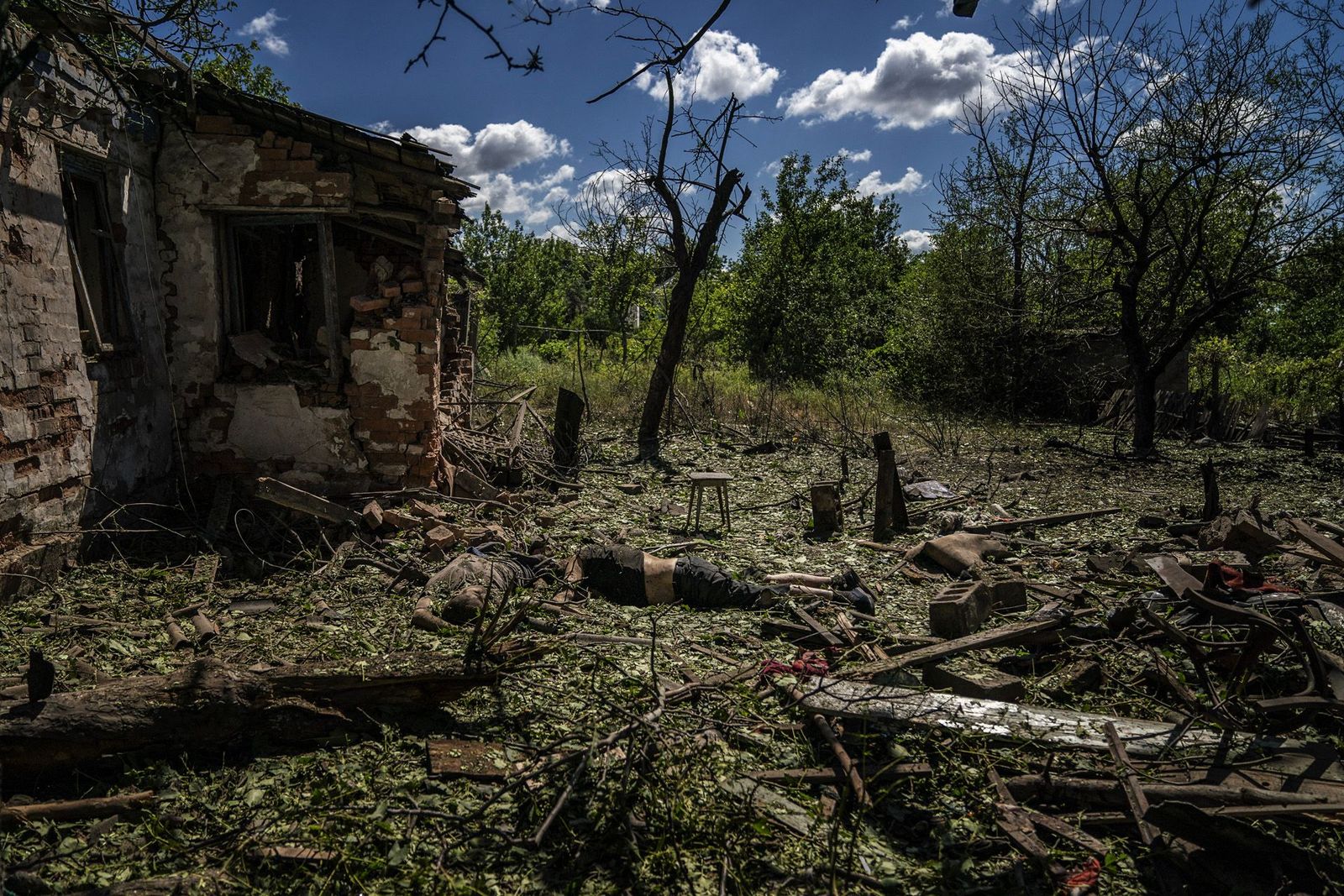 Погибшие после обстрела города Селидово в Донецкой области. Город находится в нескольких километрах от Авдеевского фронта, где Россия пытается вести активное наступление. 21 июня / Jose Colon / Anadolu / Getty Images