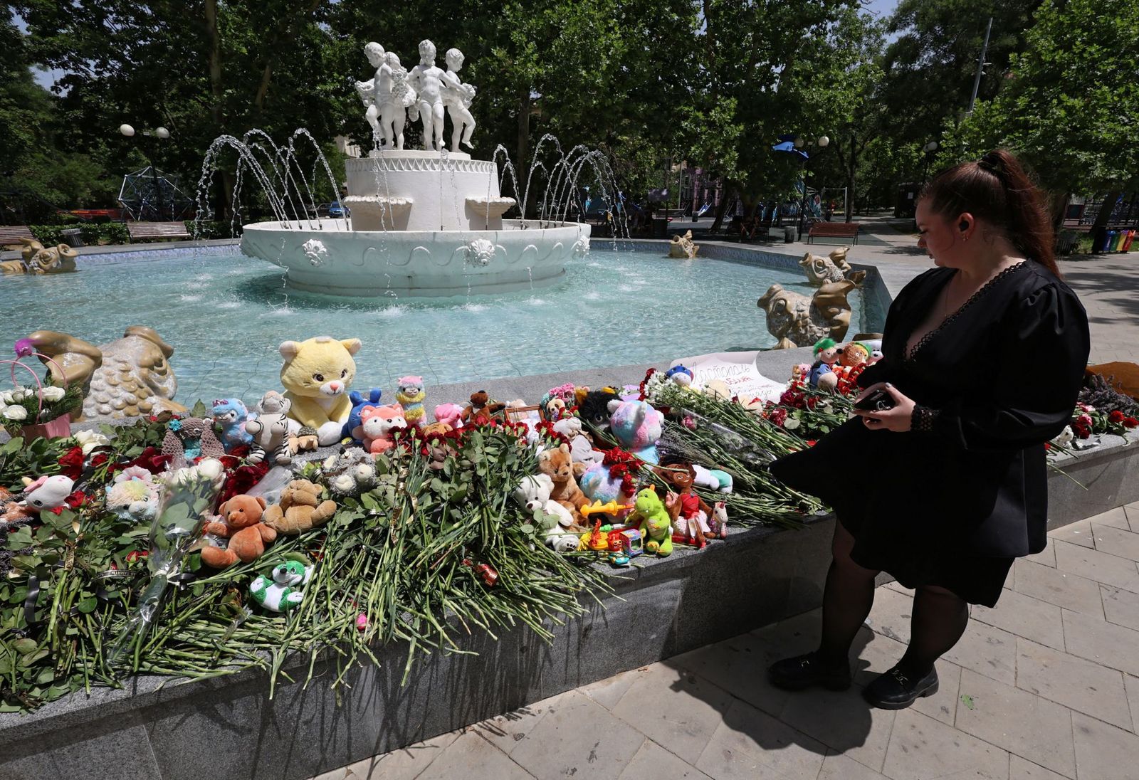 Стихийный мемориал погибшим в результате падения обломков украинских ракет на пляже в Севастополе. В результате обстрела, по данным администрации города, погибли четыре человека, в том числе двое детей, более 150 человек пострадали. 24 июня в городе 