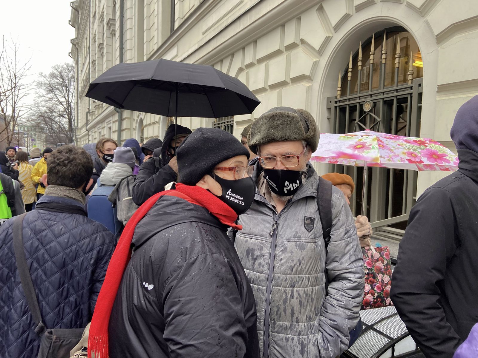 Очередь у здания Верховного суда России. Граждане и СМИ ожидают возможности попасть внутрь / Костя Сиденко Очередь у здания Верховного суда России. Граждане и СМИ ожидают возможности попасть внутрь / Костя Сиденко