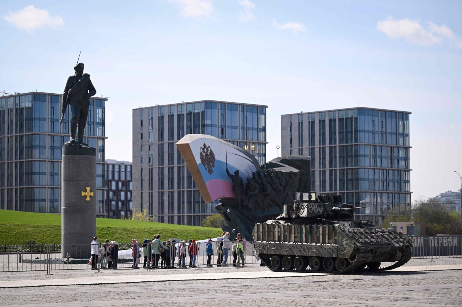 На Поклонной горе в Москве проходит подготовка к открытию выставки трофейной военной техники. Бронетранспортер, как утверждается, захваченный российскими военными на передовой в Украине. Это один из экспонатов выставки трофейной техники, которая откр