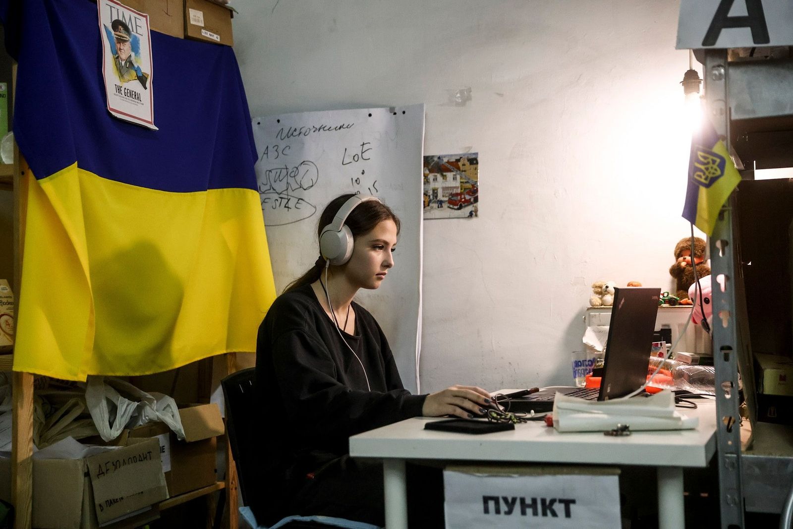 Полина — 15-летняя школьница, которая эвакуировалась из оккупированного Энергодара Запорожской области, — занимается онлайн. 3 октября / Kateryna Klochko / EPA