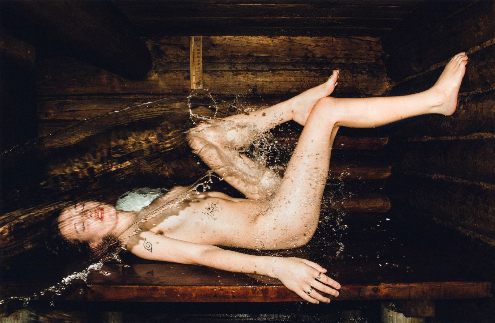 Кадр ​«Яша» из фотопроекта «His Hometown» Пайзуки Комарова // Изображения работ выставки предоставлены художниками. / От пенсионерки-бактерии до старшеклассницы-призрака: как менялся взгляд отечественных художников на женщин? — Discours.io
