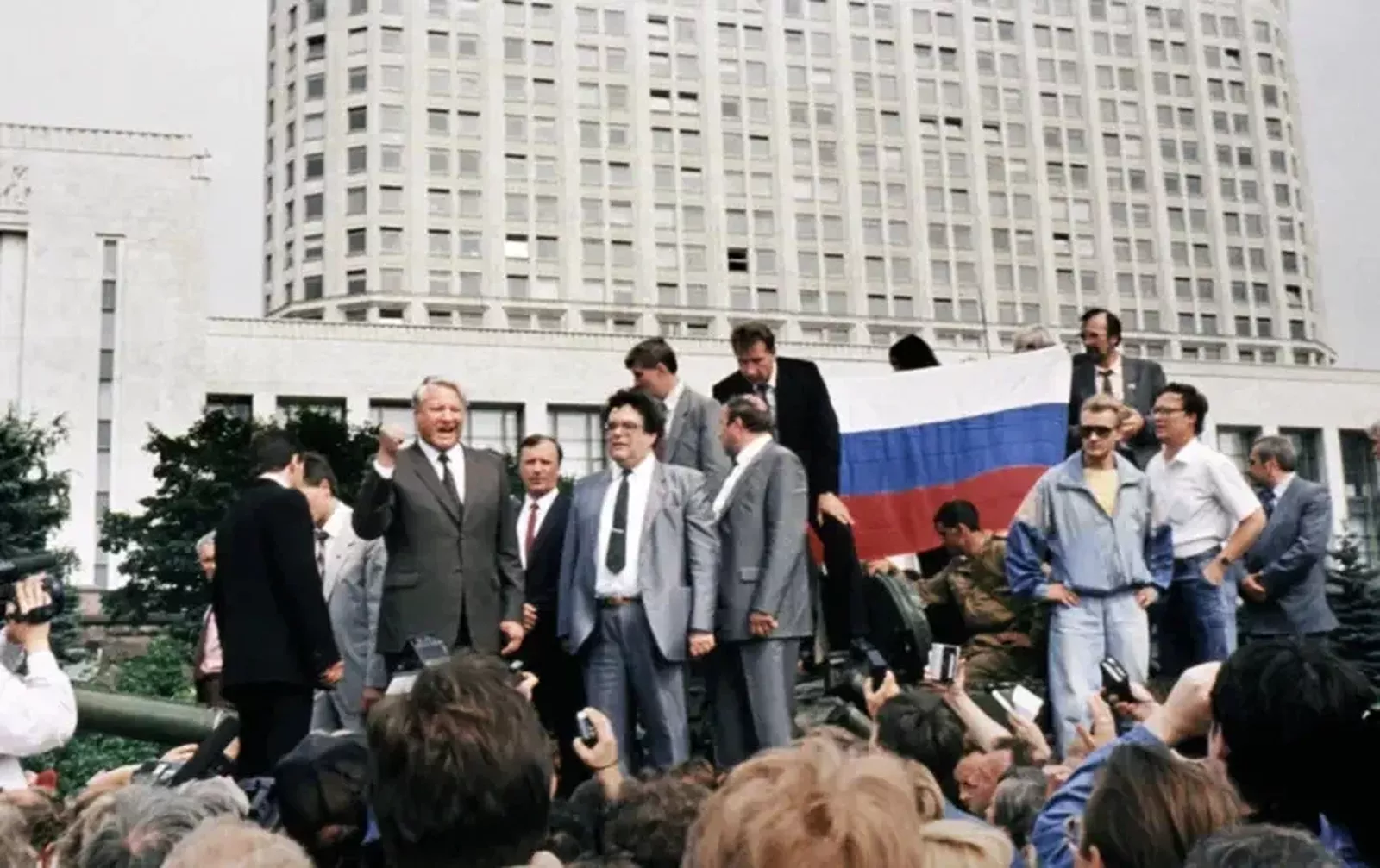 Борис Ельцин, Александр Коржаков и Виктор Золотов во время августовского путча, 1991 / РИА Новости Борис Ельцин, Александр Коржаков и Виктор Золотов во время августовского путча, 1991 / РИА Новости