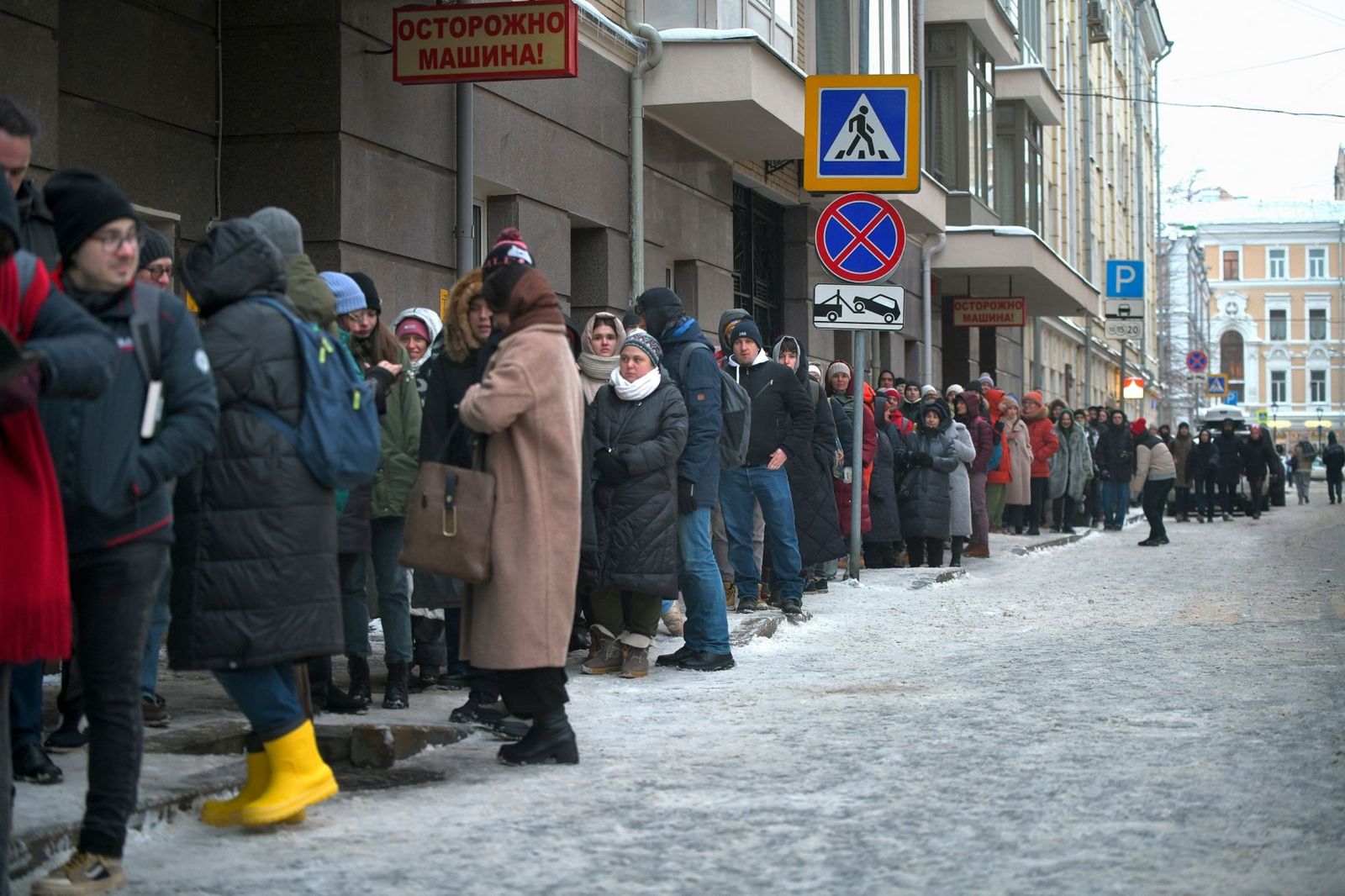 Очередь желающих поставить подпись за выдвижение Надеждина в президенты в московском штабе. Кандидату удалось собрать более 200 000 подписей — в два раза больше необходимой планки. 20 января / AP Photo