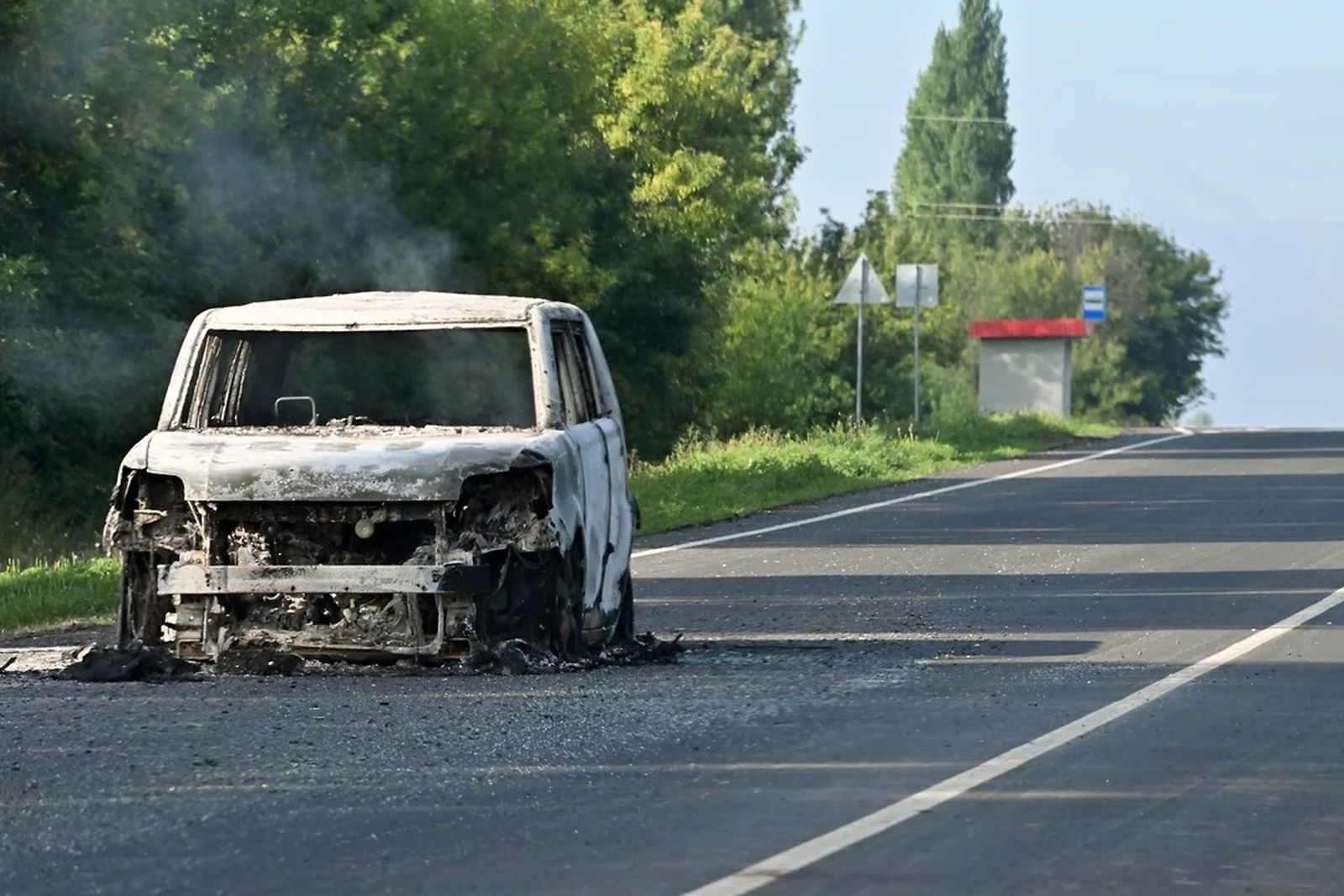 Разбитый после обстрела дронами гражданский автомобиль на трассе между Курском и Суджей. 7 августа в Курской области объявили режим чрезвычайной ситуации, началась эвакуация местных жителей с приграничных территорий, был развернут 21 пункт временного