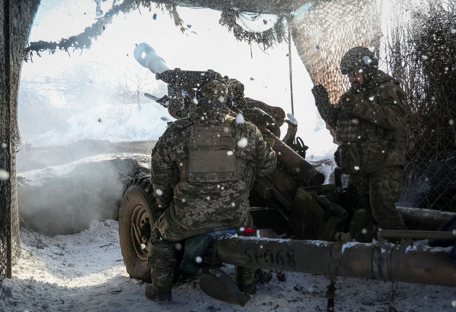 Украинские военнослужащие 79-й бригады ведут огонь из гаубицы L119 по российским войскам в районе прифронтового города Марьинка в Донецкой области. 12 января / Oleksandr Ratushniak / Reuters
