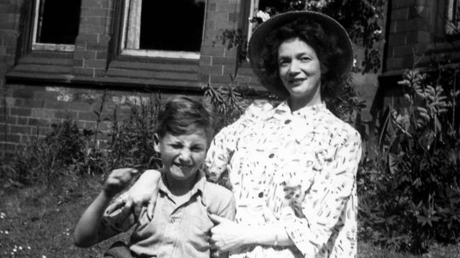 Девятилетний Джон Леннон рядом со своей матерью Джулией, которая в 1958 году будет насмерть сбита машиной / Фото: Неизвестный автор