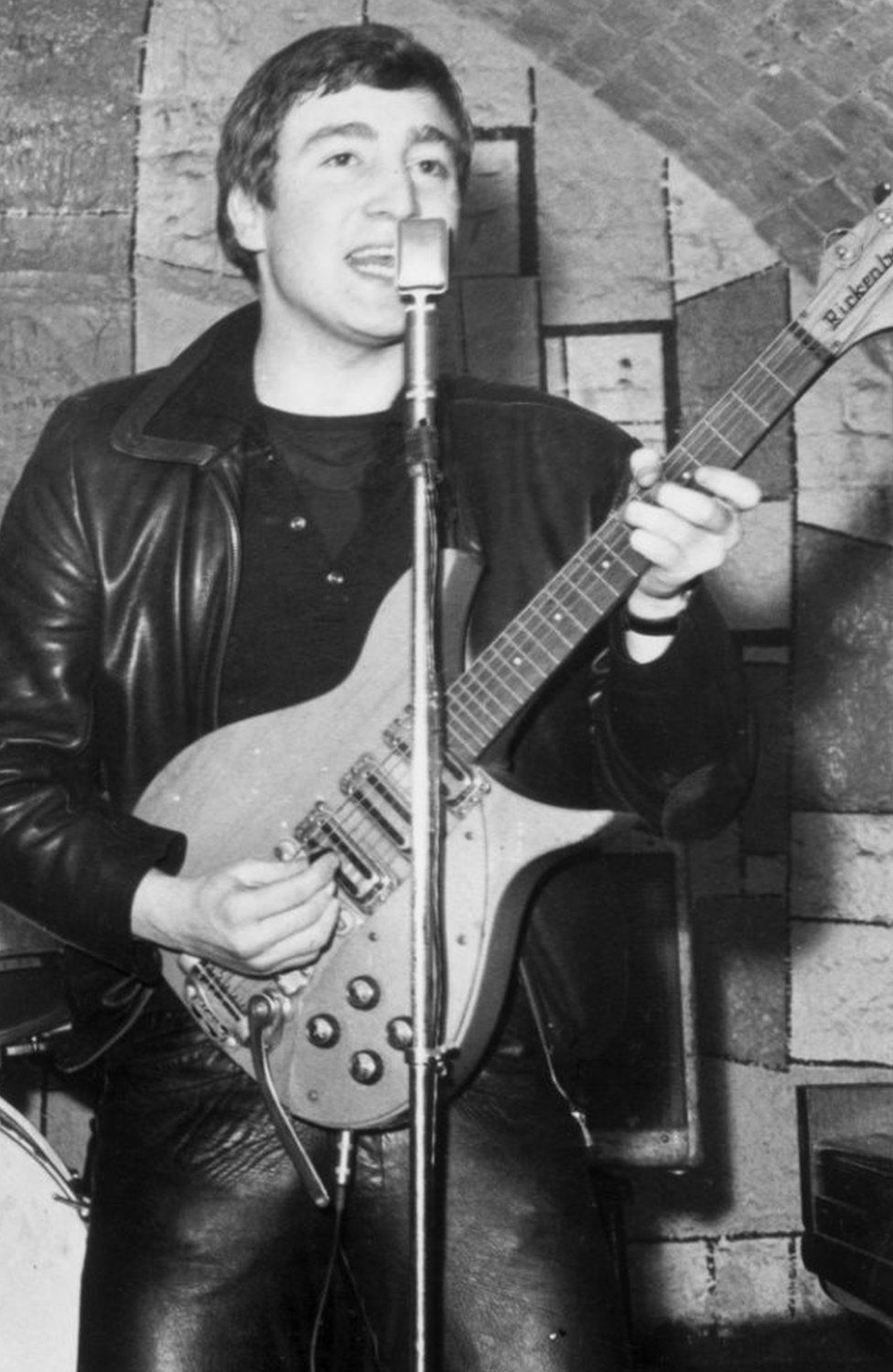 Джон Леннон на сцене Cavern Club, Ливерпуль, декабрь 1961 года / Фото: Неизвестный автор