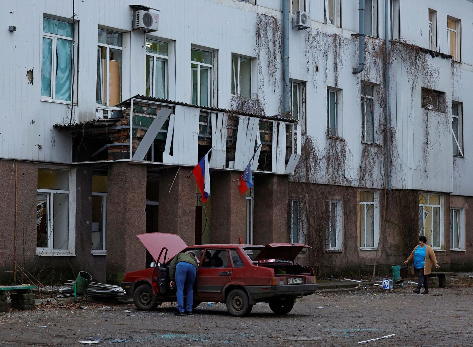 Здание донецкой больницы после украинского обстрела. 7 явнаря / Alexander Ermochenko / Reuters / Meduza