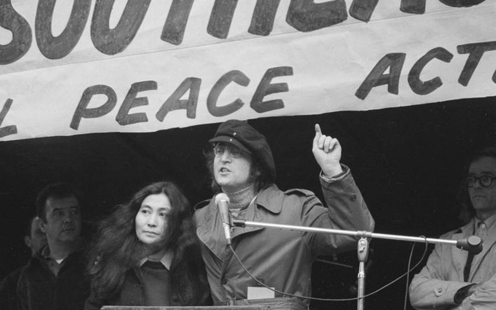 Джон Леннон (справа) выступает на митинге за мир в Нью-Йорке, Брайант-Парк, 22 апреля 1972 года / Фото: Неизвестный автор