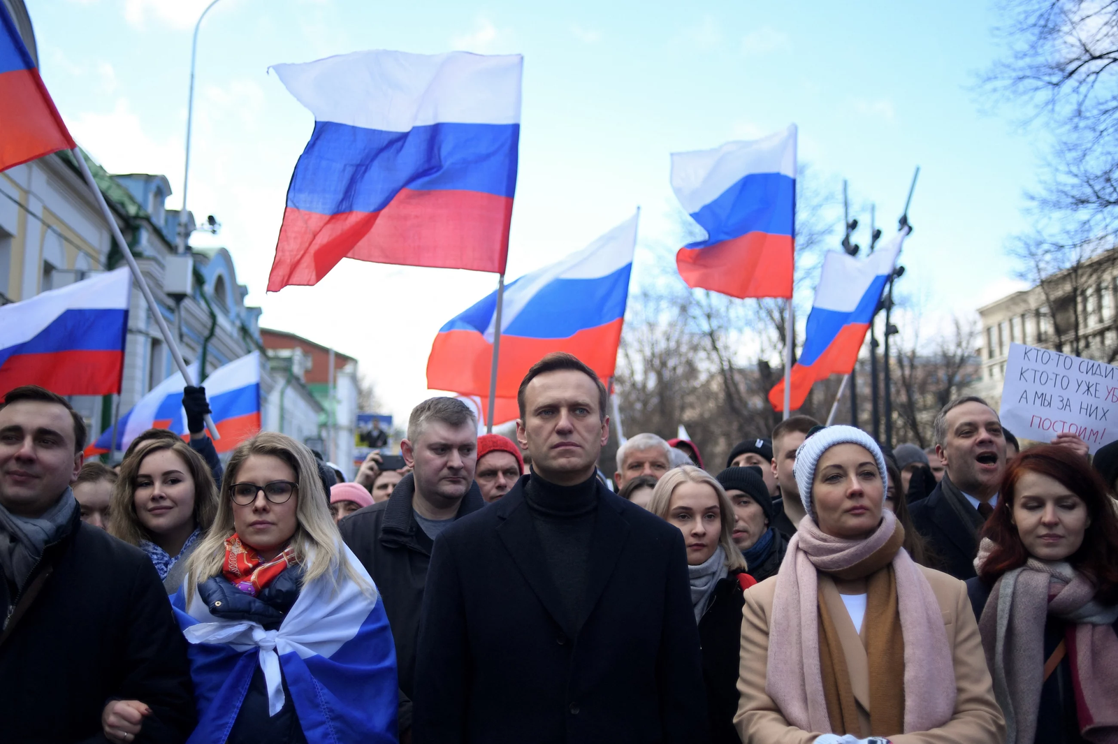 Лидер российской оппозиции Алексей Навальный, его жена Юлия, оппозиционный политик Любовь Соболь и другие демонстранты на марше в память об убитом критике Кремля Борисе Немцове и в знак протеста против предлагаемых поправок к конституции в центре Мос