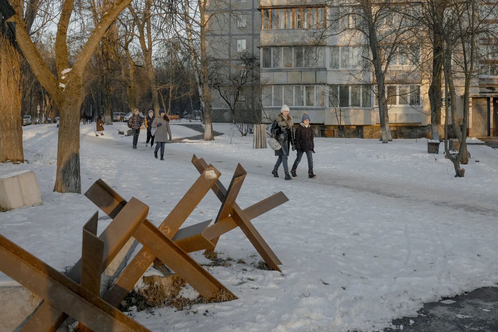 Противотанковые заграждения, оставшиеся с первых дней войны в Украине, когда российские войска подходили к Киеву. 9 февраля / Emile Ducke for The New York Times 