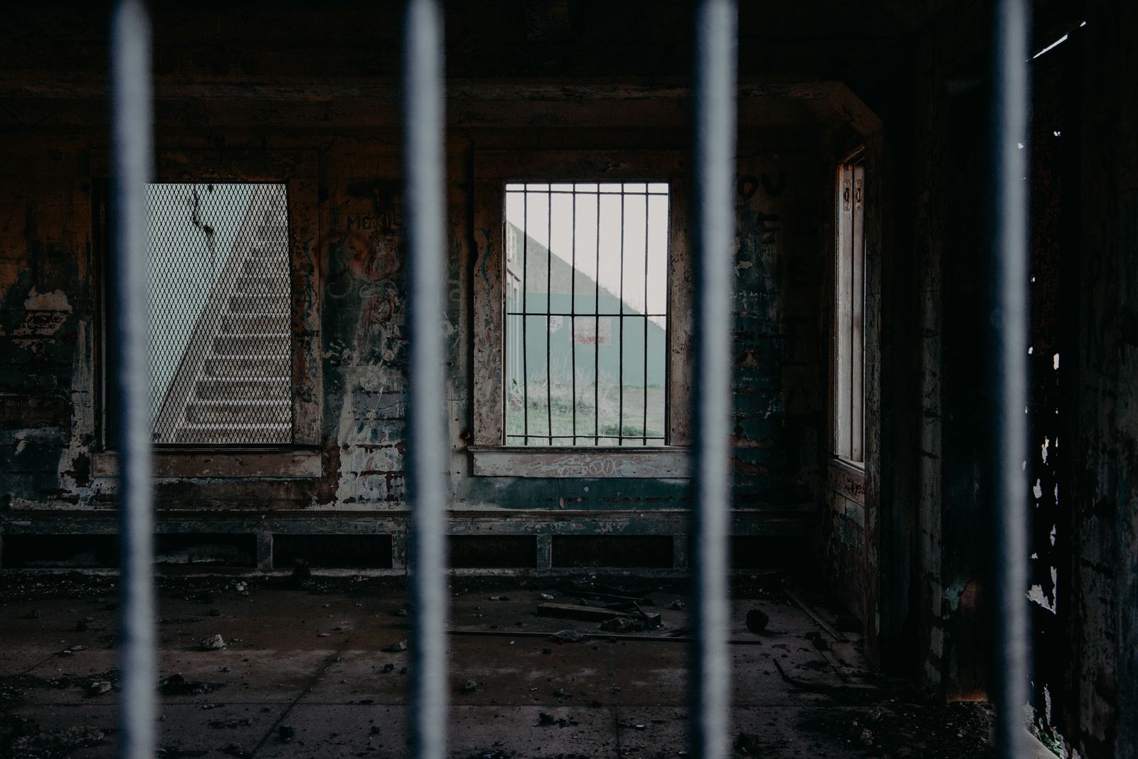 Заглавное фото: Christina Boemio / Unsplash / Почему наказание заключённых не должно быть унизительным? — Discours.io