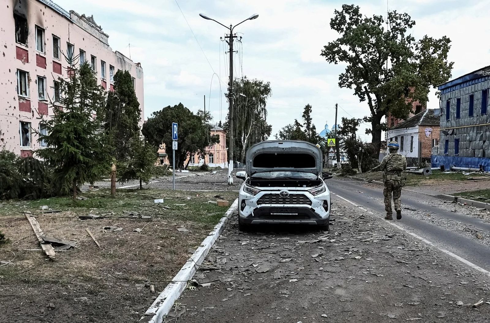 Украинский военнослужащий патрулирует улицу в Судже. 16 августа / Yan Dobronosov / Reuters / Scanpix / LETA