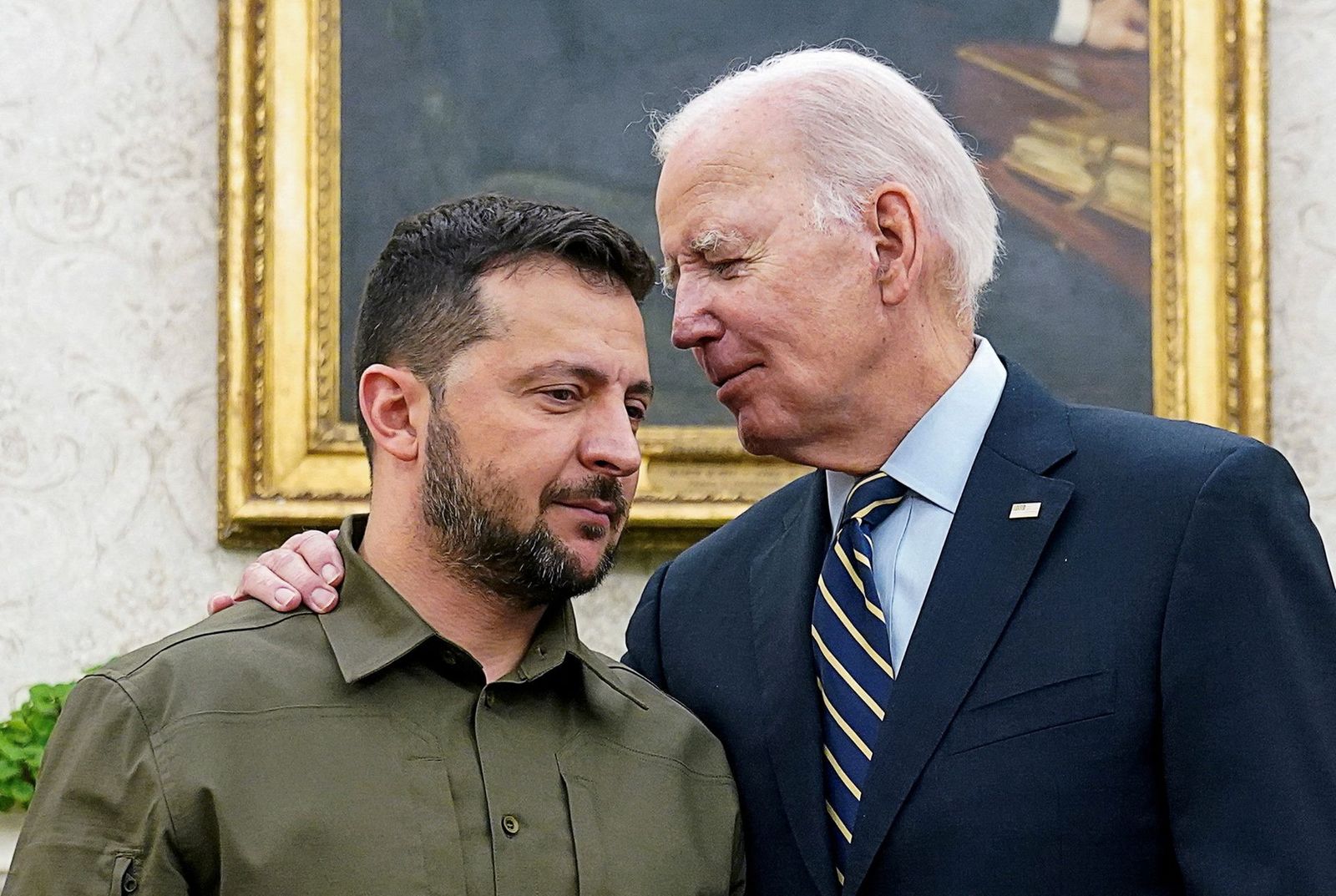 Президент Украины Владимир Зеленский обнимается с президентом США Джо Байденом в Овальном кабинете Белого дома. 21 сентября / Kevin Lamarque / File Photo / Reuters