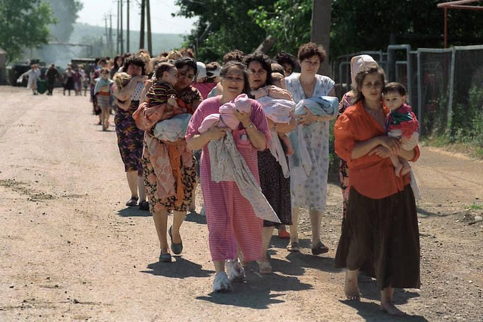 Освобожденные заложники покидают больницу в Буденновске, 1995 год / Фото: Эдвард Опп