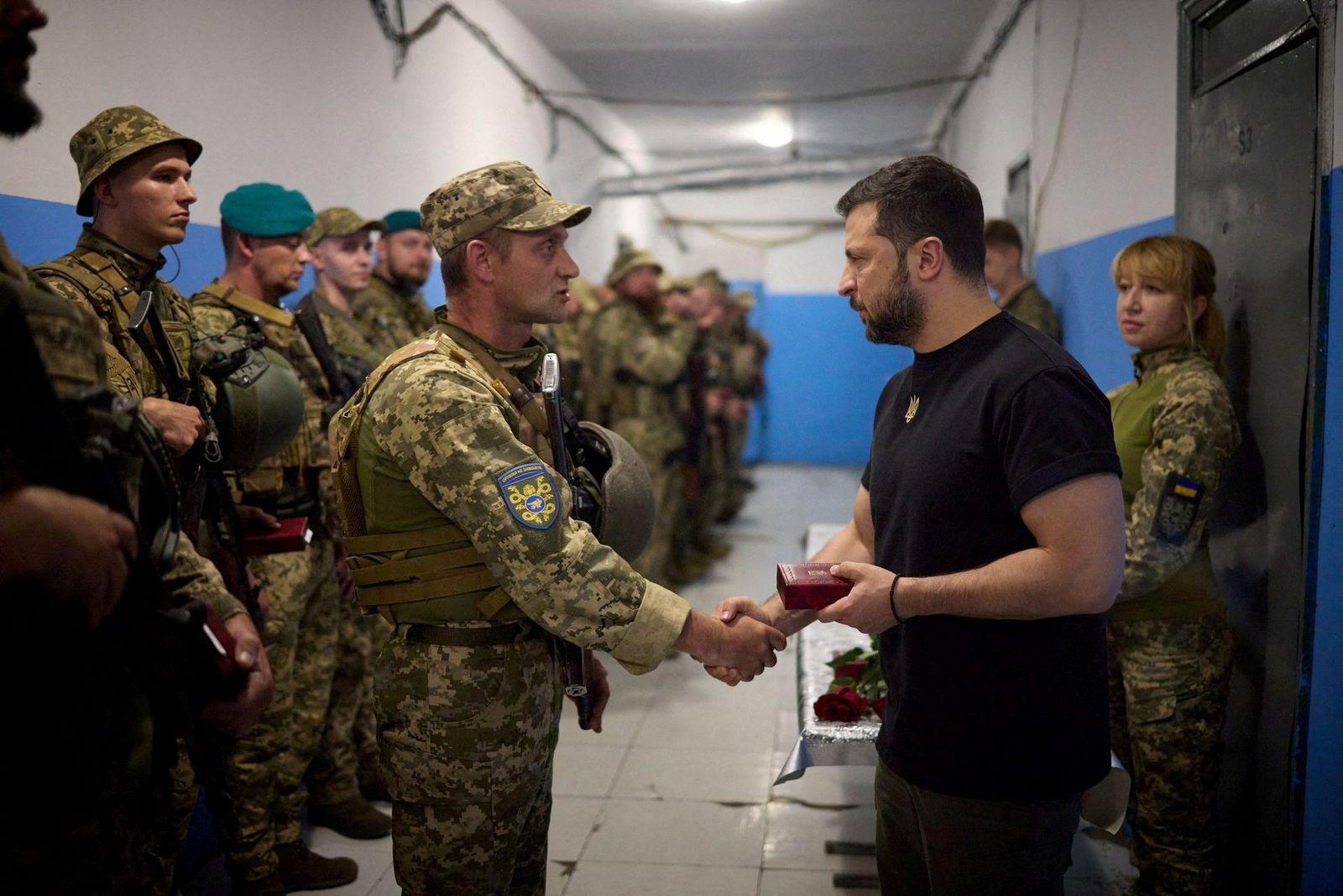 Владимир Зеленский награждает украинского военнослужащего во время визита передовых позиций в Донецкой области. 5 сентября / Ukrainian Presidential Press Service / Reuters 