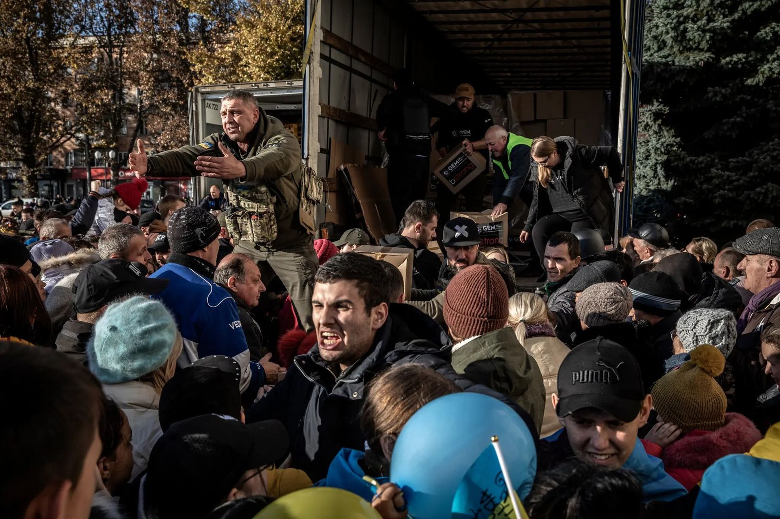 Местные жители получают гуманитарную помощь в Херсоне через несколько дней после того, как российские войска покинули город. 15 ноября / Finbarr O’Reilly / The New York Times