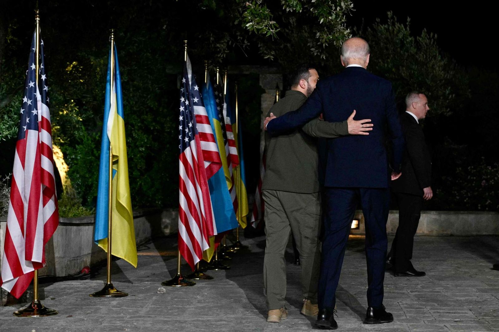 Президент Украины Владимир Зеленский и президент США Джо Байден на саммите G7 в Италии, который прошел 13–15 июня. Главы государств, помимо прочего, подписали двустороннее соглашение о гарантиях безопасности Украины. Соглашение, рассчитанное на 20 ле