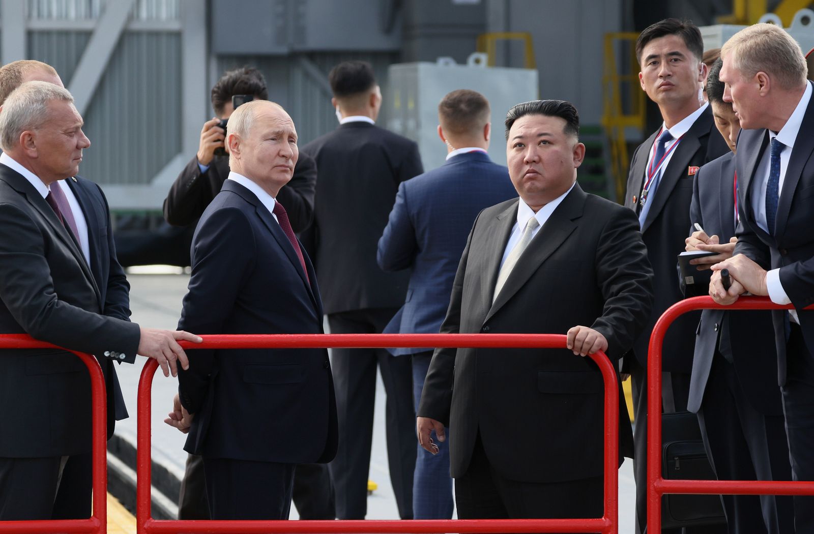Владимир Путин и Ким Чен Ын осматривают стартовую площадку на космодроме «Восточный». 13 сентября / Mikhail Metzel / Sputnik / AP Photo / Aljazeera