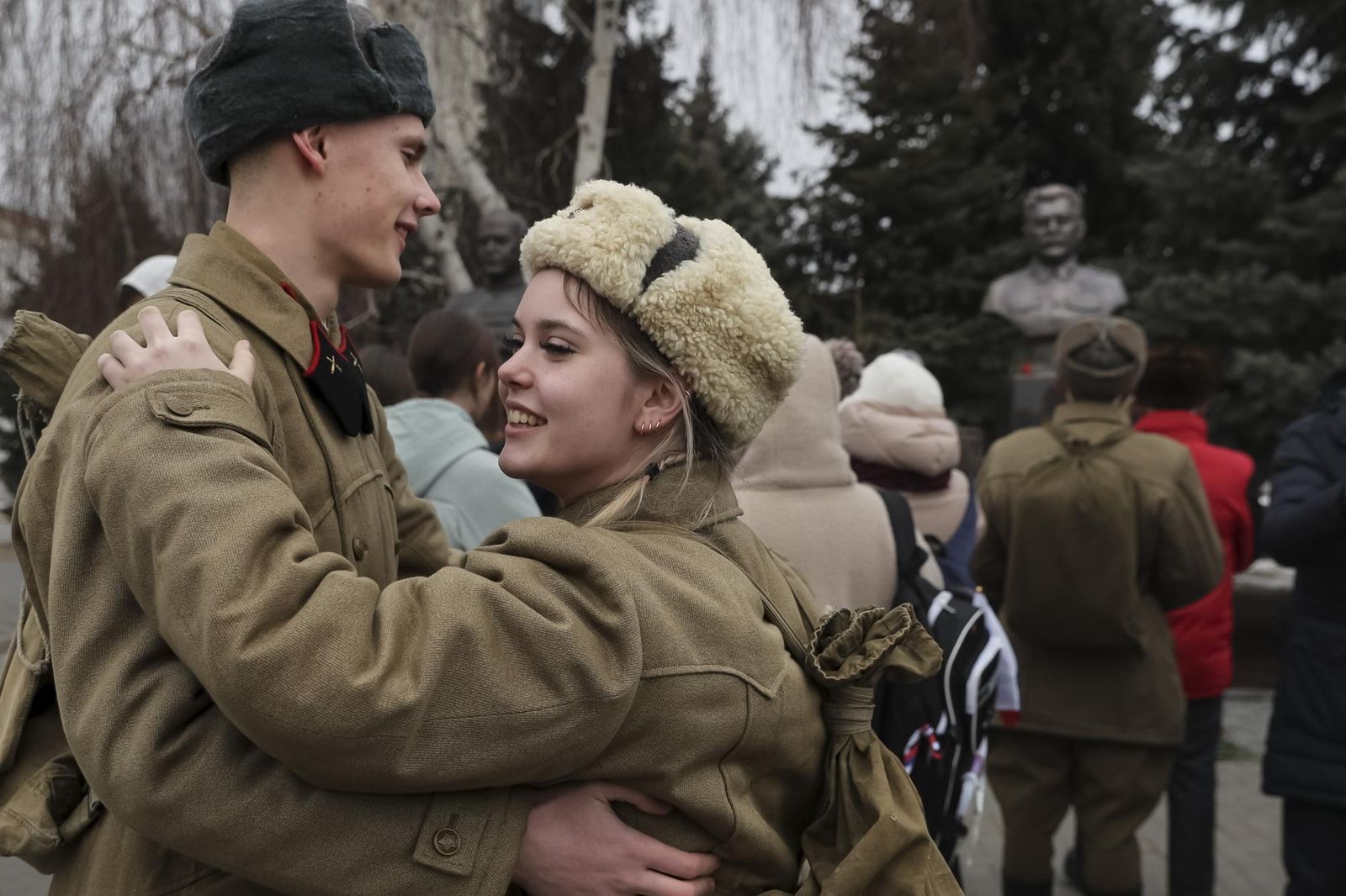 Волгоградцы в форме Красной Армии танцуют на церемонии открытия памятника Сталина. 1 февраля / AP Photo