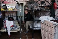 Релоканты. Фотопроект о мужчинах, уехавших в Казахстан после начала мобилизации, Антон из Саратова в комнате в Уральске, где они живут вместе с друзьями — миниатюра