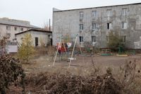 Релоканты. Фотопроект о мужчинах, уехавших в Казахстан после начала мобилизации, Детская площадка в Астане, рядом с территорией хостела где живут релоканты из России — миниатюра