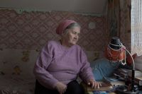 «Когда тебе тяжело, ты ко мне приезжай», Мария в своей комнате — миниатюра
