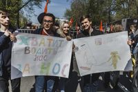 «Вся власть конфетам!» Лозунги и лица Монстрации-2019 в Москве,  — миниатюра