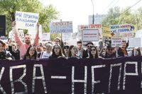 «Вся власть конфетам!» Лозунги и лица Монстрации-2019 в Москве,  — миниатюра