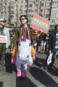 «Вся власть конфетам!» Лозунги и лица Монстрации-2019 в Москве,  — миниатюра