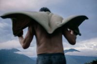 «Истории, рассказанные спиной». Фотовыставка о том, как тело говорит о человеке, Утренний заплыв. Алтай, Телецкое озеро, 2018 — Алексей Фокин — миниатюра